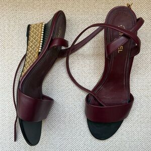 Chanel burgundy wedges with gold and pearl detail size 40